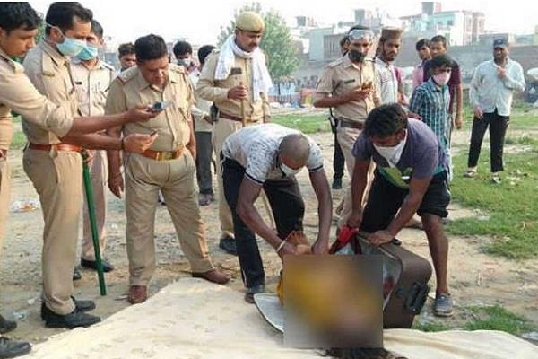 सड़क किनारे सूटकेस से निकली लड़की की लाश, बाहर मंडरा रहे थे कुत्ते