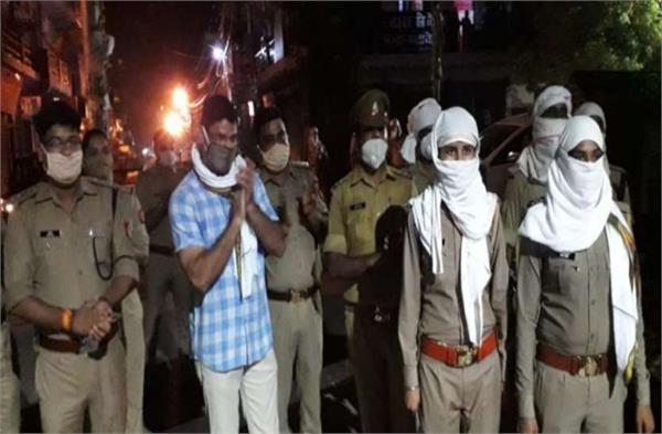 जब मुस्तैदी परखने के लिए भेष बदलकर निकले SP, रोकने वाले पुलिसकर्मियों को दिया इनाम