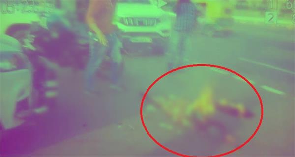 विस आत्मदाह मामलाः पीड़िता के घर पहुंचे DM-SP, ड्यूटी को लेकर लापरवाह 4 पुलिसकर्मी निलंबित