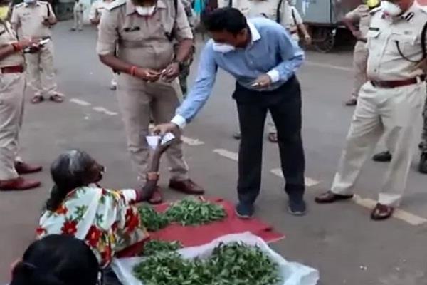 लॉकडाउन में एक गरीब ने लगाई दुकान, कार्रवाई करने आए कलेक्टर ने फिर जो किया उस पर नहीं होगा आपको यकीन (VIDEO)