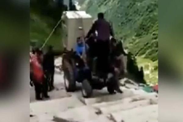 केदारनाथ में सामान पहुंचाने के लिए शख्स ने सीढिय़ों पर चढ़ा दिया ट्रैक्टर, VIDEO देख लोग हुए हैरान