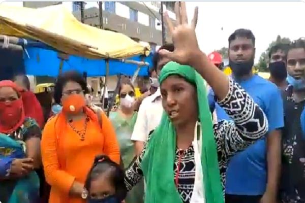 PhD पास सब्जी विक्रेता का ठेला हटाने आए निगम अधिकारी, महिला ने फर्राटेदार अंग्रेजी में लगाई लताड़