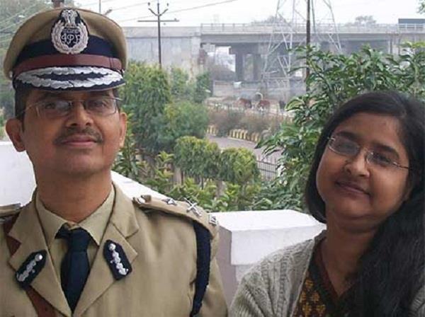 विकास दुबे एनकाउंटर: घटनास्थल को देखने जा रहे IPS अमिताभ ठाकुर दंपति को DGP ने किया तलब