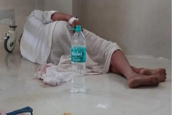 बेड से गिरा कोरोना मरीज, अस्पताल के फर्श पर तड़प-तड़पकर मौत…कोई नहीं आया उठाने