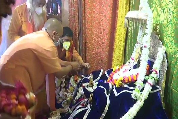 अयोध्या: भूमि पूजन का जायजा लेने पहुंचे CM योगी ने की राम लला की पूजा-अर्चना