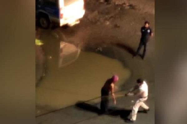 कैमरे में कैद हुई वर्दीवाले की गुंडागर्दी, शख्स मांगता रहा रहम की भीख, पुलिसवाले ने बरसाए ताबड़तोड़ डंडे