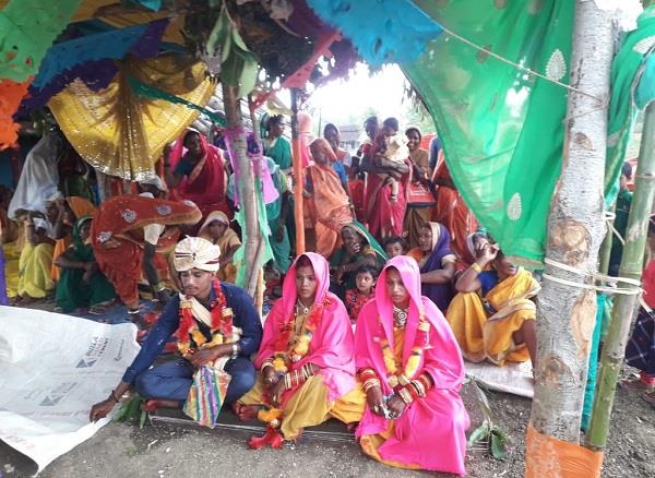 फिल्म नहीं हकीकत है यह, युवक ने एक ही मंडप में दो युवतियों से रचाई शादी