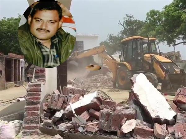 कानपुर एनकाउंटरः 8 पुलिसकर्मियों के हत्यारे विकास दुबे का ढहाया गया किलेनुमा घर