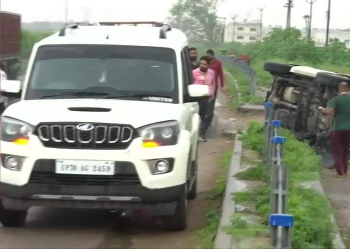 पुलिस वैन पलटी, पिस्तौल छीन भागा विकास दूबे और फिर खेल खत्म
