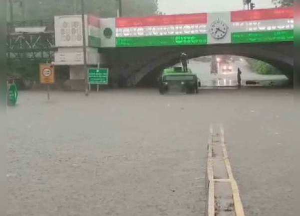 ​डूब गई बस