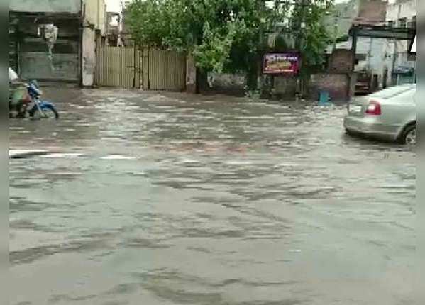 सड़क पर पानी ही पानी