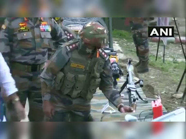 कश्मीर में फॉरवर्ड पोस्ट पर गए रक्षा मंत्री राजनाथ सिंह, चेक किए सेना के हथियार