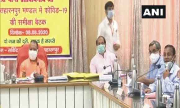 सहारनपुर में सर्किट हाऊस में कोविड संक्रमण की समीक्षा करते मुख्यमंत्री योगी आदित्यनाथ।