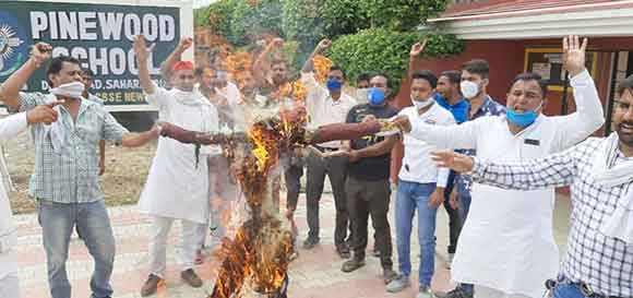 अभिभावकों ने फूंका पाइनवुड स्कूल संचालकों का पुतला