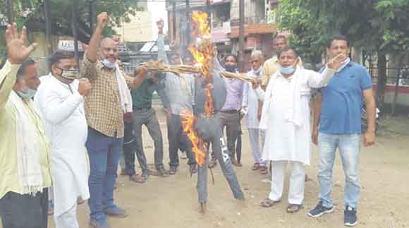 27वें दिन भी जारी रहा अभिभावक संघर्ष समिति का अनिश्चितकालीन धरना