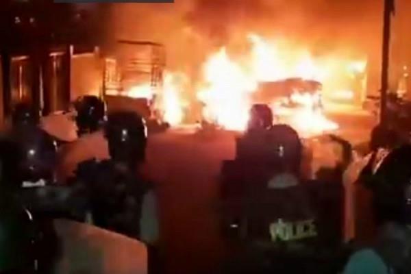 बेंगलुरु में हिंसा: कांग्रेस MLA के घर तोड़फोड़-आगजनी, 3 की मौत व 60 पुलिसकर्मी घायल