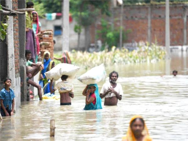 UP में बाढ़ ने मचाई तबाही! 18 जिलों के 672 गांव प्रभावित, लोगों का जीना हुआ दूभर