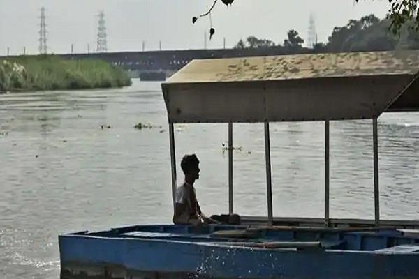 दिल्ली में यमुना का जलस्तर चेतावनी के निशान के पास पहुंचा, बाढ़ का खतरा मंडराया