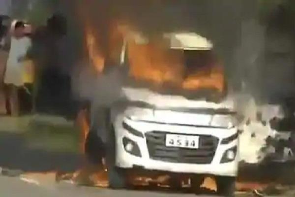 बिजनेस पार्टनर से हुआ झगड़ा तो शख्स ने पेट्रोल छिड़क फूंक दी कार, आग में झुलसे 3 लोग