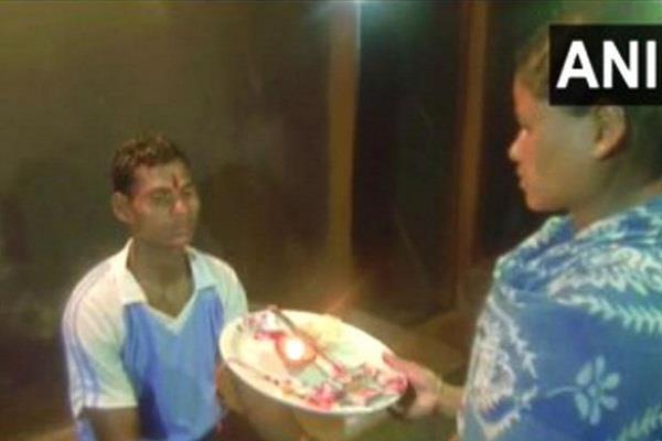 रक्षाबंधन पर एक नक्सली भाई का नायाब तोहफा, आत्मसमर्पण कर 13 साल बाद पुलिस के सामने बहन से बंधवाई राखी