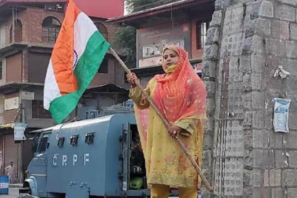 आर्टिकल 370 की पहली वर्षगांठ- अनंतनाग में BJP महिला नेता ने तिरंगा फहराया