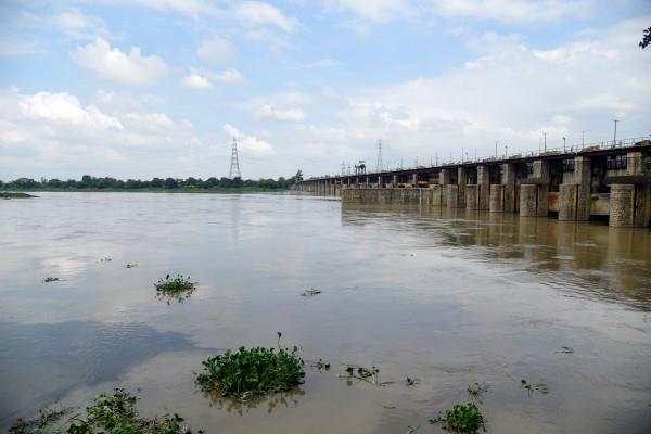 हथिनीकुंड बैराज से पानी छोड़े जाने के बाद दिल्ली में यमुना का जलस्तर खतरे के निशान के करीब पहुंचा
