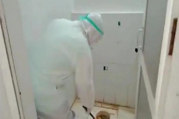 अस्पताल दौरे पर गए स्वास्थ्य मंत्री से नहीं देखी गई गंदगी, खुद ही साफ कर दिए शौचालय