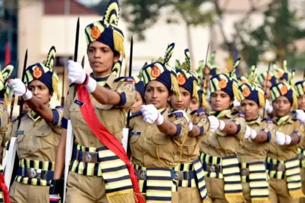 अर्थी पर पिता का शव, अफसर बेटी ने स्वतंत्रता दिवस परेड का नेतृत्व कर निभाया फर्ज