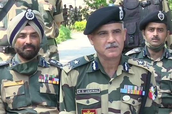 BSF को भारत-पाक सीमा पर मिली 20 मीटर लंबी सुरंग, पाकिस्तान में बनी रेत की बोरियां बरामद