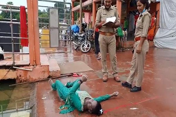 लखनऊ: चंद्रिका देवी मंदिर के कुंड में मिला बालिका का शव, मचा हड़कंप