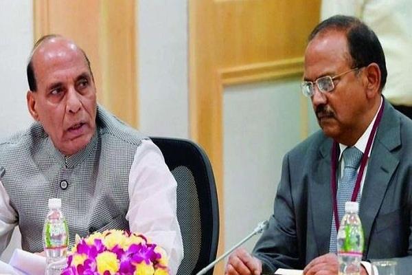 राजनाथ सिंह ने NSA डोभाल और CDS जनरल रावत के साथ की बैठक, LAC के हालात पर चर्चा