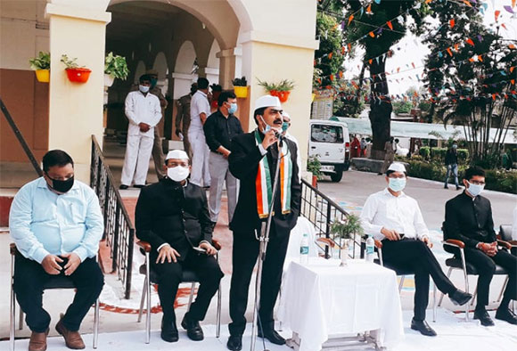कोविड महामारी की चुनौती को स्वीकार कर एक जुट होकर लड़ना होगा: जिलाधिकारी