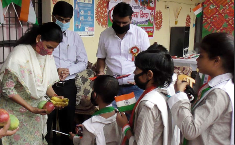 स्वतंत्रता दिवस पर डीएम व उनकी पत्नी ने बच्चों को फल और चाकलेट वितरित किये