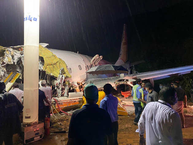 केरल प्लेन क्रैश: रनवे देखकर पहली बार नहीं की लैंडिंग, दूसरी बार में हुआ हादसा