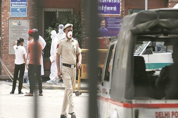 यूपी में बेखाैफ बदमाशः नोएडा में बीटेक छात्र से कार और सामान लूटा