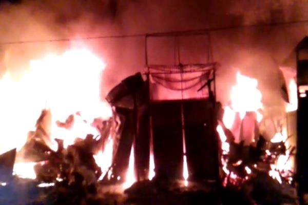 बरेली में लगी भीषण आग, 25 दुकानों संग करोड़ों का माल जलकर हुआ खाक