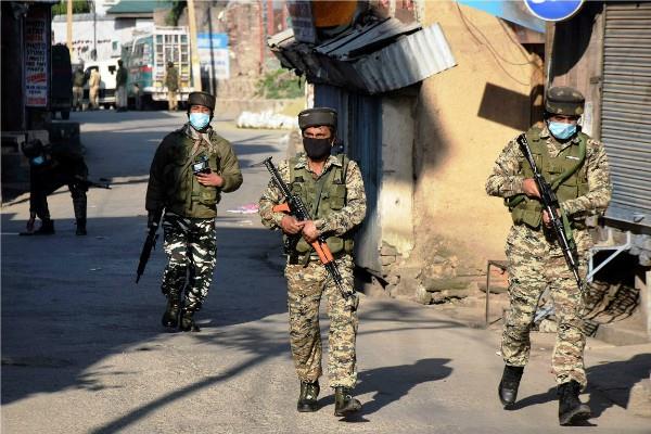 J&K: श्रीनगर के बटमालू एनकाउंटर में सेना ने 3 आतंकी किए ढेर, CRPF के 2 जवान घायल