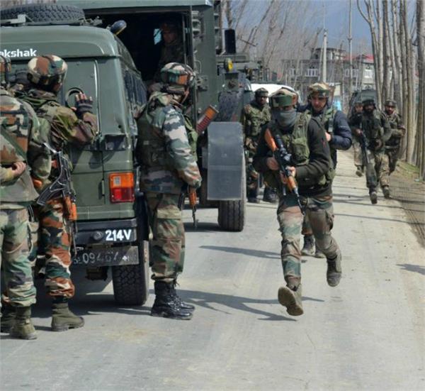 J&K: पुलवामा में एनकाउंटर, सुरक्षाबलों ने आतंकवादियों को घेरा