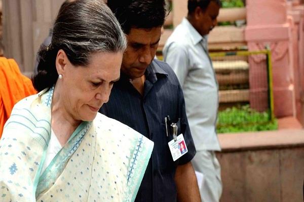 ‘परिवार के मोह से ऊपर उठकर पार्टी के लिए करो काम’, कांग्रेस नेताओं ने सोनिया गांधी को दी नसीहत