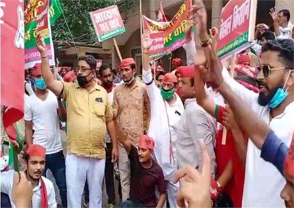6 सूत्रीय मांगों को लेकर सपाईयों का प्रदेशव्यापी प्रदर्शन, झड़प के बाद पुलिस ने किया लाठीचार्ज