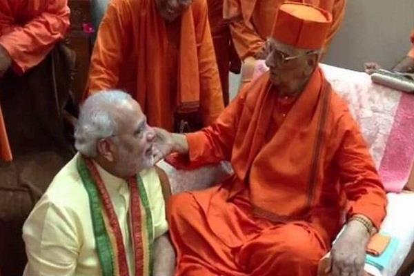 संन्यासी बनना चाहते थे नरेंद्र मोदी, लेकिन इस गुरु की एक डांट ने बदल दी सारी जिंदगी