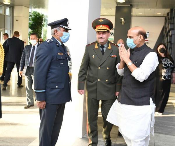 Video- रूसी अधिकारी ने शेक हैंड के लिए बढ़ाया हाथ, राजनाथ सिंह ने नमस्ते से दिया जवाब
