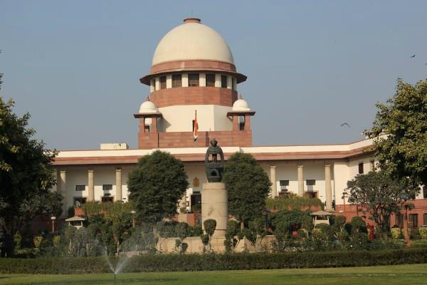 केंद्र ने SC से कहा, दिल्ली में रेलवे लाइन के किनारे बसीं झुग्गियां फिलहाल नहीं हटाएंगे