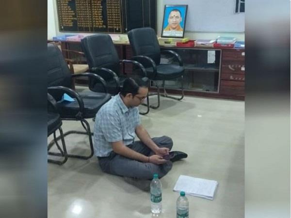 प्रतापगढ़: पत्नी के साथ धरने पर बैठे ADM विनीत उपाध्याय, DM पर लगाया भ्रष्टाचार का आरोप