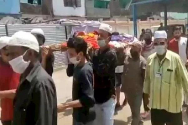 मानवता की मिसाल: मुसलमानों ने हिन्दू चिकित्सक को दिया कंधा, लगाये राम नाम सत्य के जयकारे