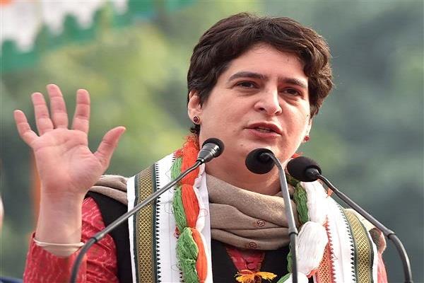 संविदा पर रखने को लेकर सियासत हुई गर्म, प्रियंका ने प्रस्ताव को जले पर नमक छिड़कने जैसा बताया