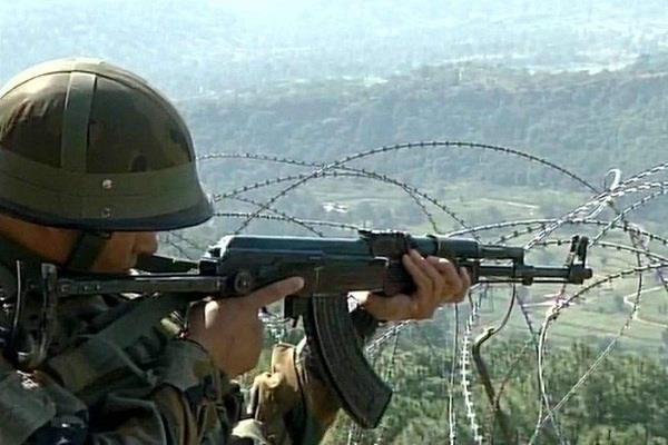 J&K: कुपवाड़ा में LOC पर पाकिस्तान की गोलीबारी में 1 जवान शहीद, 2 घायल