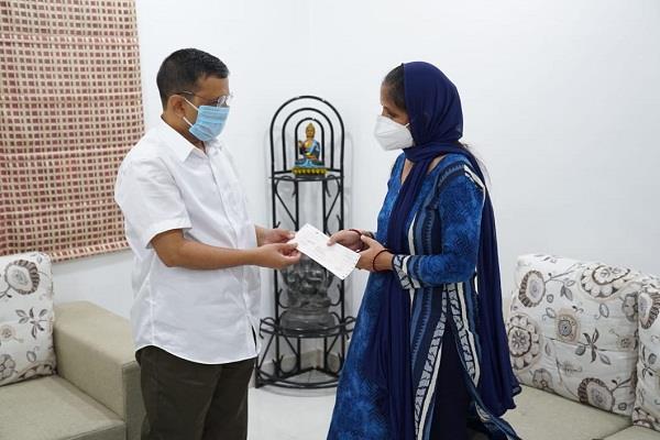 कोरोना योद्धा राजेश कुमार भारद्वाज के परिजनों को मुख्यमंत्री अरविंद केजरीवाल ने सौंपा 1 करोड़ रुपए का चेक