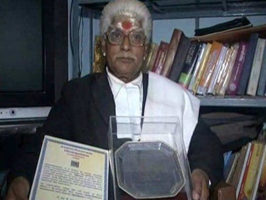 काशी का अनोखा वकील जो अदालत में देता है सिर्फ संस्कृत में दलील, जानें क्यों