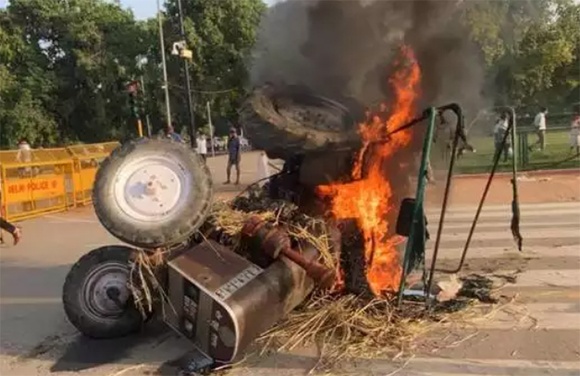 कृषि कानूनों पर उबाल, प्रदर्शनकारियों ने दिल्‍ली में राजपथ पर ट्रैक्‍टर को लगाई आग